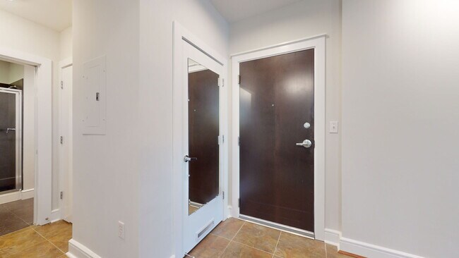 333 W Trade St, Unit 2503 in Charlotte, NC - Foto de edificio - Building Photo