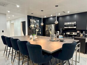 5700 Saddlebrook Way in Wesley Chapel, FL - Foto de edificio - Building Photo