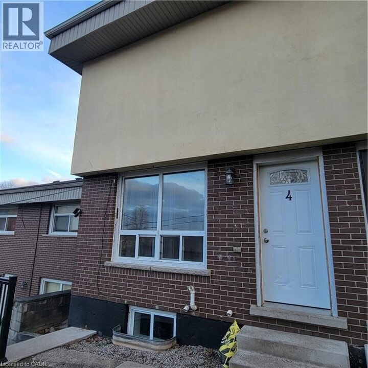 36 Winston Blvd in Cambridge, ON - Building Photo