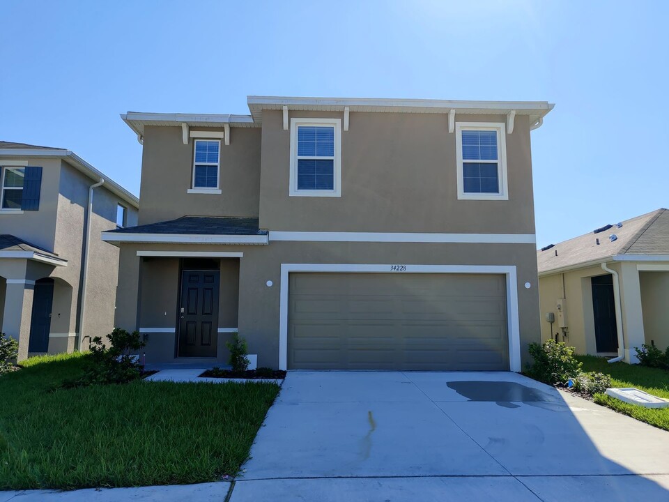 34228 Jasper Stone Dr in Wesley Chapel, FL - Foto de edificio