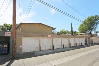 123 E Leatrice Ln in Anaheim, CA - Building Photo - Building Photo