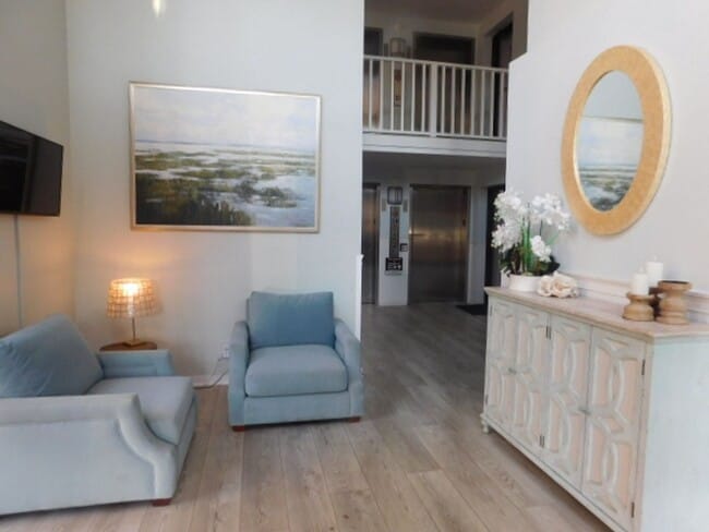 100 Helmsman Way in Hilton Head Island, SC - Building Photo - Building Photo