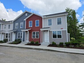 2 Megway Ct in Hooksett, NH - Building Photo - Building Photo