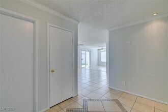 6391 Chisos Dr in Las Vegas, NV - Building Photo - Building Photo