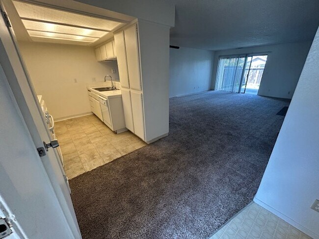 348 N Crenshaw St in Visalia, CA - Building Photo - Building Photo