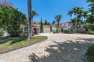 5661 Pine Tree Dr in Miami Beach, FL - Building Photo - Building Photo