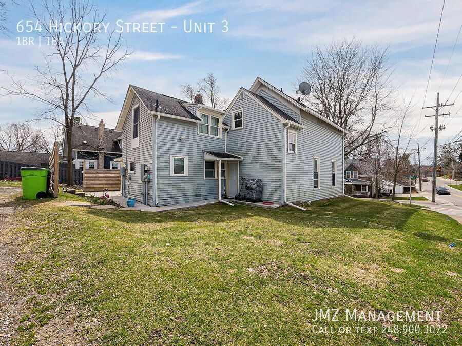 654 Hickory St in Milford, MI - Building Photo