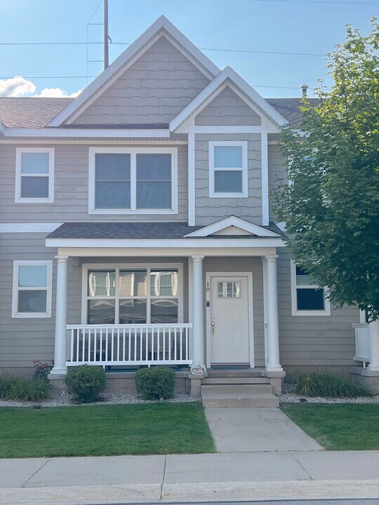 982 Lake Ridge Dr in Traverse City, MI - Foto de edificio