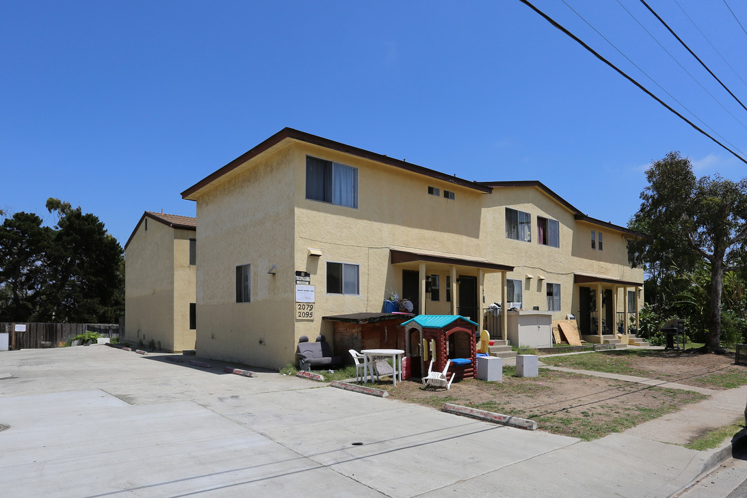 2089-2095 Burroughs St in San Diego, CA - Building Photo