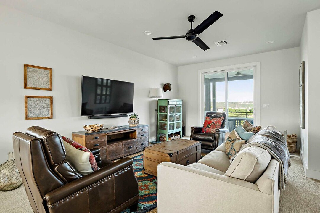 19601 Flying J Blvd in Spicewood, TX - Building Photo