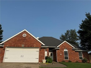 102 NW Apple Blossom in Bentonville, AR - Foto de edificio - Building Photo