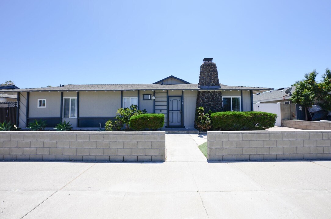 2120 E Almont Ave in Anaheim, CA - Building Photo