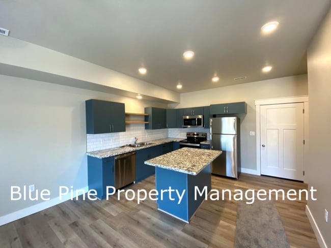 359 N 3rd West St in Rigby, ID - Foto de edificio - Building Photo