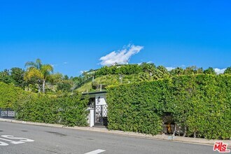 2120 San Ysidro Dr in Beverly Hills, CA - Building Photo - Building Photo