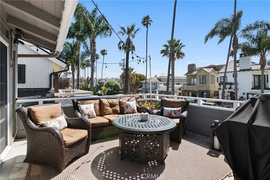 411 Goldenrod Ave in Newport Beach, CA - Foto de edificio
