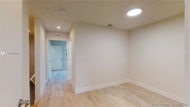 2555 NE 193rd St-Unit -2221 in Miami, FL - Building Photo - Building Photo