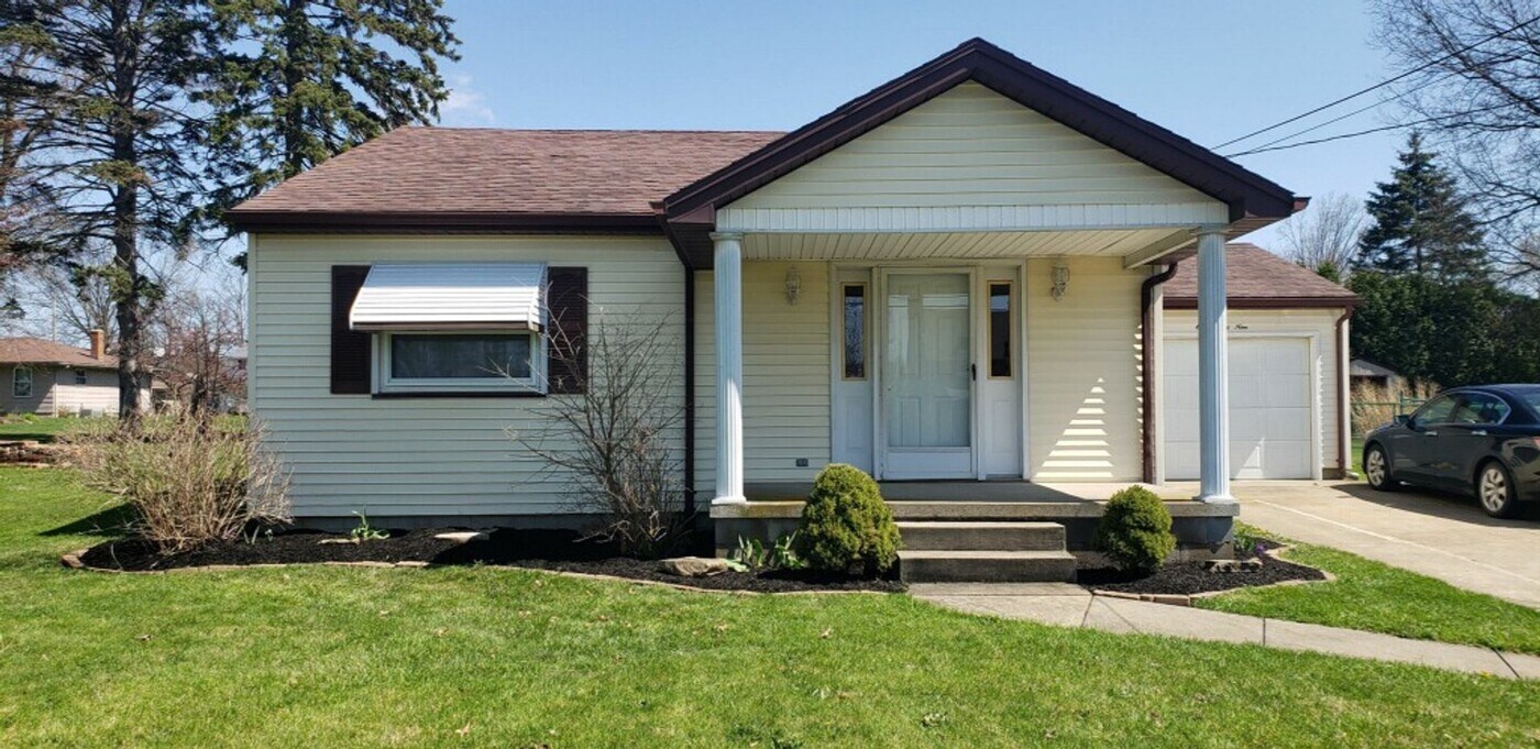 869 Shannon Rd in Girard, OH - Building Photo