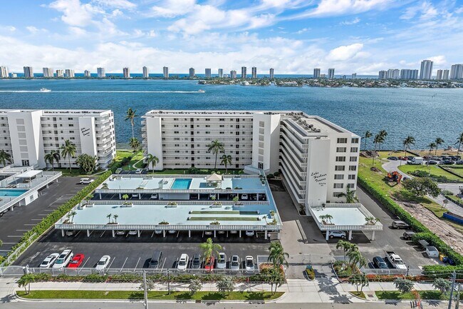 301 Lake Shore Dr in Lake Park, FL - Building Photo - Building Photo
