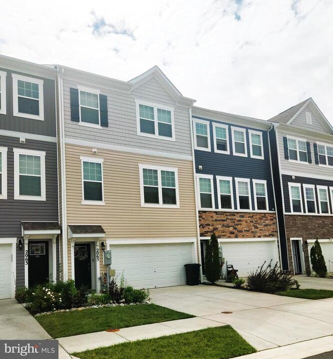 2065 Hinshaw Dr in Odenton, MD - Foto de edificio