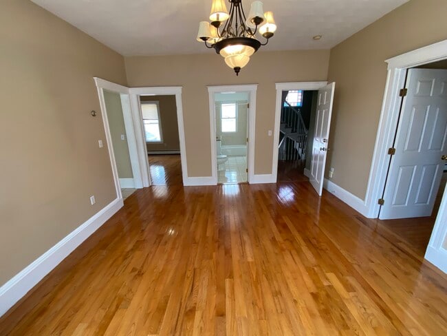 106 Glenwood Rd, Unit 2 in Somerville, MA - Foto de edificio - Building Photo