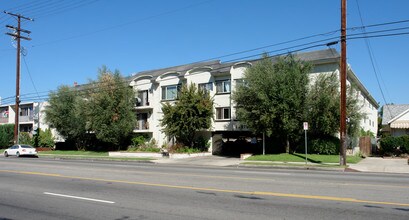 13019 Oxnard St in Van Nuys, CA - Building Photo - Building Photo