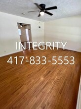 1537 N Kentwood Ave in Springfield, MO - Foto de edificio - Building Photo