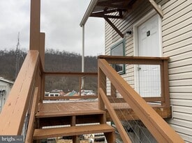45 N Green St, Unit 6 in Berkeley Springs, WV - Building Photo
