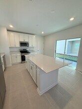 6068 Zen Wy in Oakland, FL - Foto de edificio - Building Photo