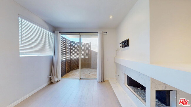 4557 Haskell Ave in Los Angeles, CA - Building Photo - Building Photo