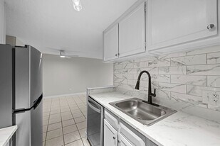 799 Dahlia St in Denver, CO - Building Photo