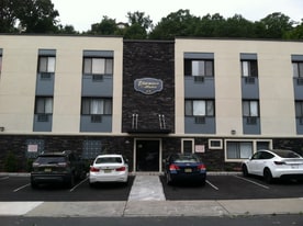 208 Undercliff Ave in Edgewater, NJ - Building Photo