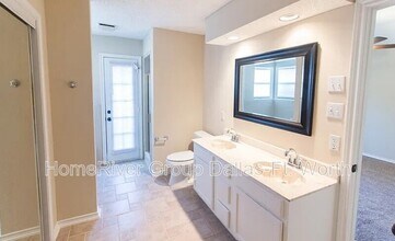 2106 Turf Club Dr in Arlington, TX - Foto de edificio - Building Photo