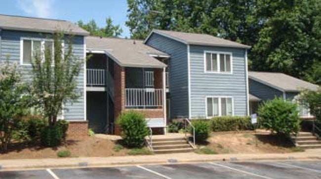 Spruce Pines Apartments in Landrum, SC - Foto de edificio - Building Photo