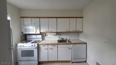 2467 NJ-10 in Morris Plains, NJ - Foto de edificio - Building Photo