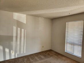 Lakeside Apartments in Jefferson City, MO - Building Photo - Interior Photo