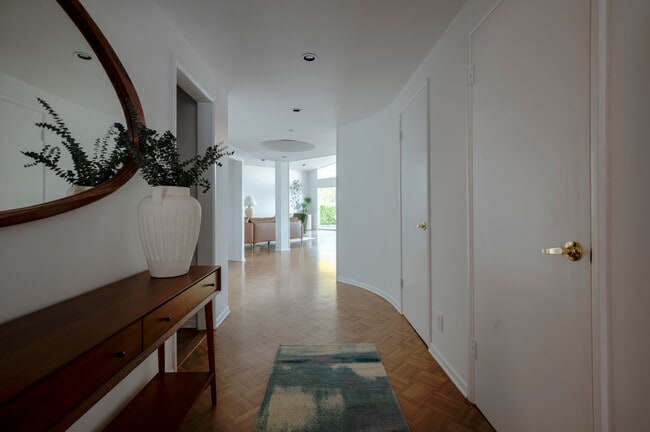 8811 Rising Glen Pl in Los Angeles, CA - Foto de edificio - Building Photo