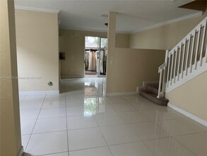 1035 NE 207th Ter in Miami, FL - Foto de edificio - Building Photo