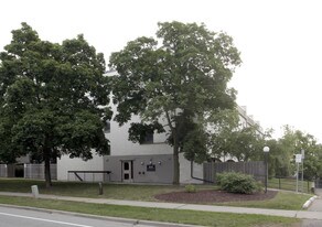 1042 Falgarwood Dr in Oakville, ON - Building Photo