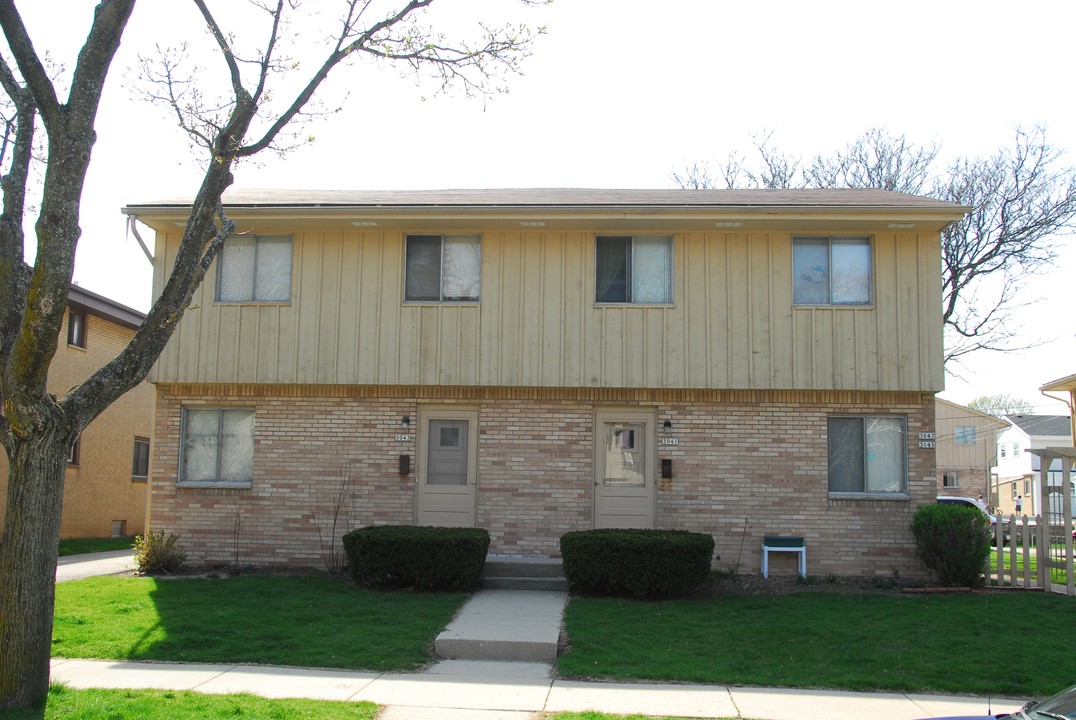 3041-3047 S 82nd St in West Allis, WI - Building Photo