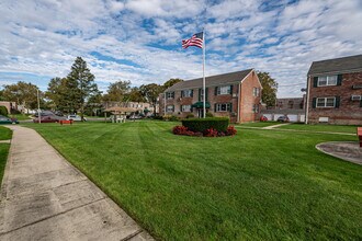 Valley Park Estates in Valley Stream, NY - Building Photo - Building Photo