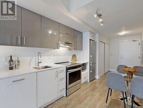 180 Fairview Mall Dr in Toronto, ON - Building Photo - Building Photo