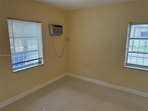 2369 NE 172nd St in North Miami Beach, FL - Foto de edificio - Building Photo