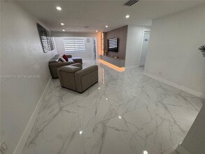 10412 SW 173rd St in Miami, FL - Building Photo - Building Photo