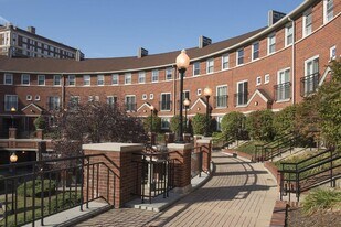 Crescent Centre Apartments & Townhomes in Louisville, KY - Building Photo