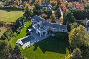 262 Mecox Road in Water Mill, NY - Building Photo