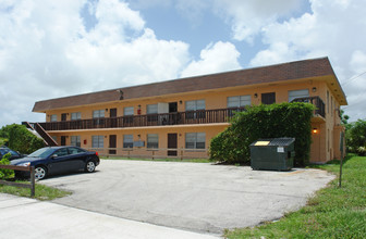 805 Bayberry Dr in West Palm Beach, FL - Building Photo - Building Photo