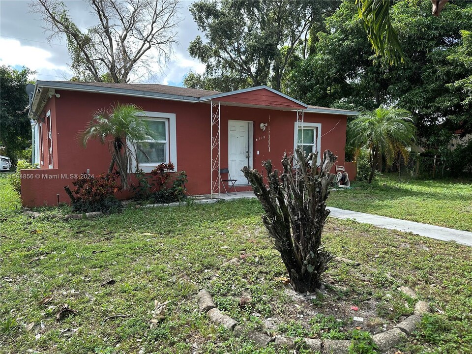 770 Sultan Ave in Opa Locka, FL - Foto de edificio