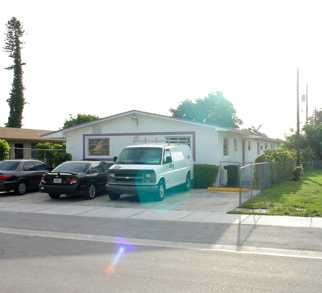 15941 NE 18 Pl in Miami, FL - Foto de edificio - Building Photo