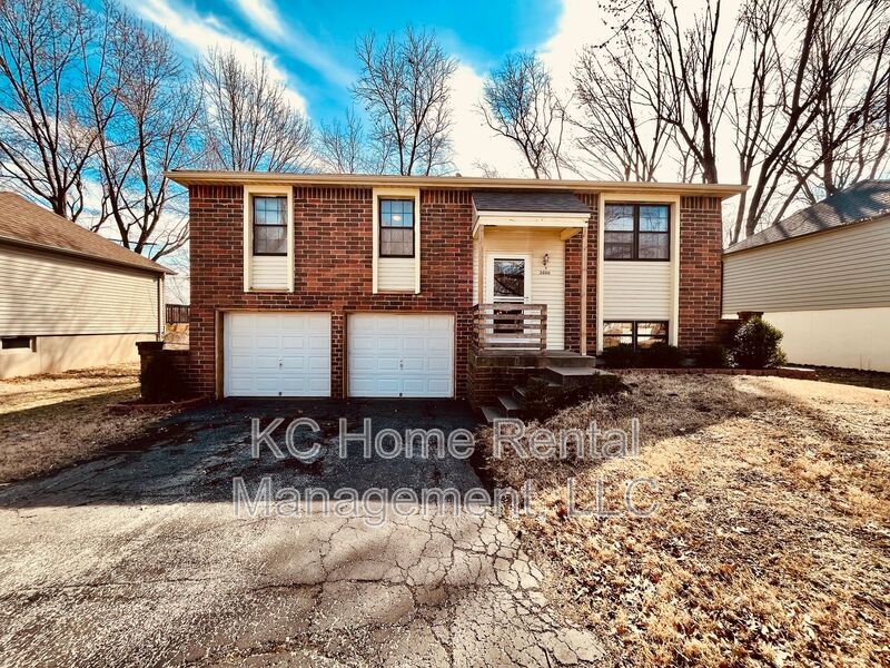 2600 NW Castle Dr in Blue Springs, MO - Building Photo