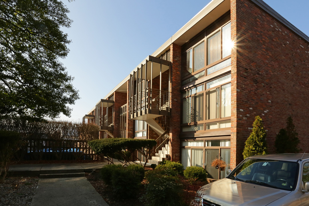 Cherokee Gardens in Louisville, KY - Building Photo